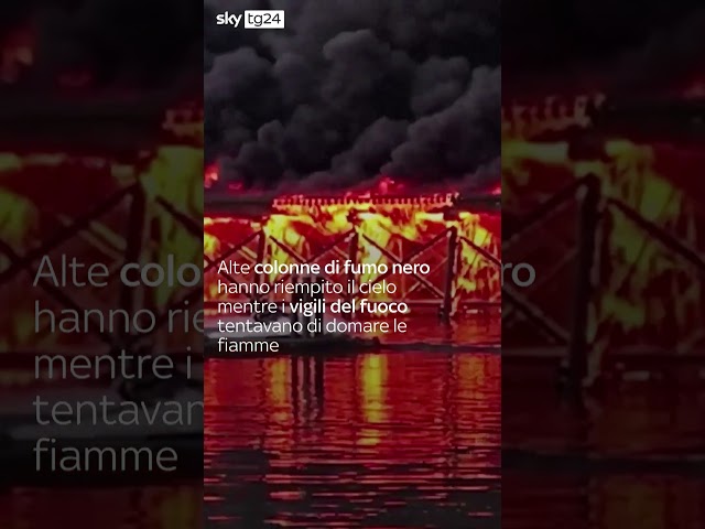 ⁣Vancouver, incendio travolge un vecchio ponte ferroviario