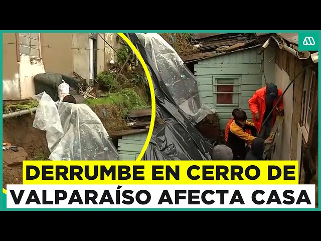 ⁣Derrumbe en cerro de Valparaíso: Deslizamiento de tierra pone en riesgo casa del sector