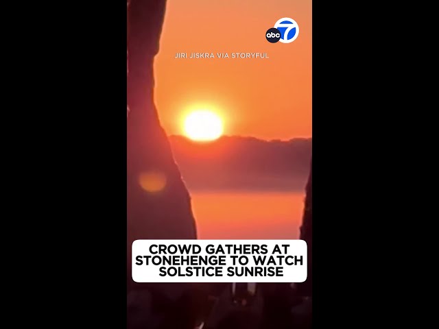 ⁣Crowd gathers at Stonehenge to watch solstice sunrise