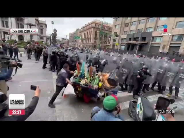 ⁣Comerciantes ambulantes se enfrentan con policías en centro de CDMX | Ciro Gómez Leyva