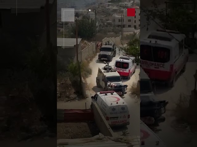 ⁣جيش الاحتلال ينكل بشاب مصاب بربطه على آلية عسكرية ومنع سيارة الإسعاف من إنقاذه