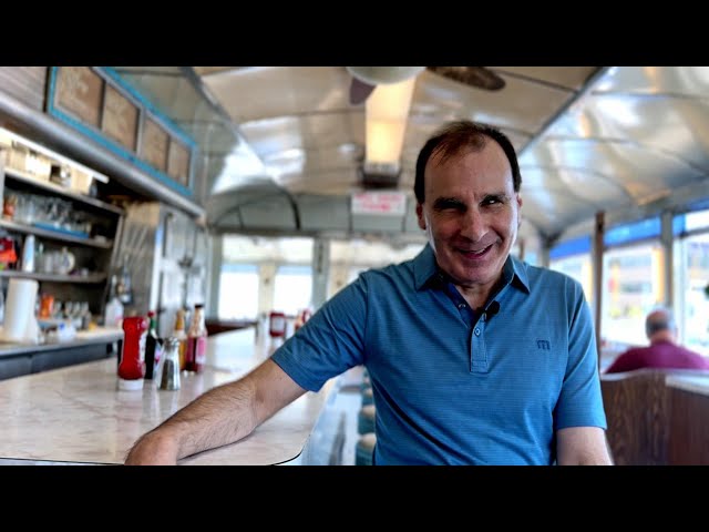 ⁣Blind diner owner serves up comfort fare and comedy
