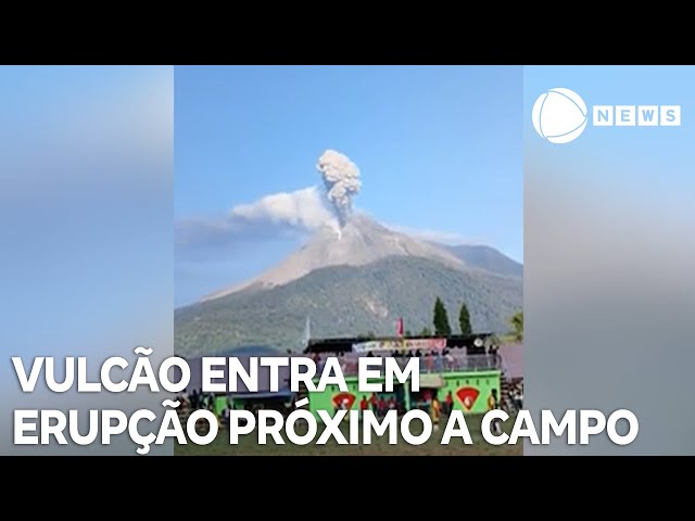 ⁣Vulcão entra em erupção próximo a campo de futebol