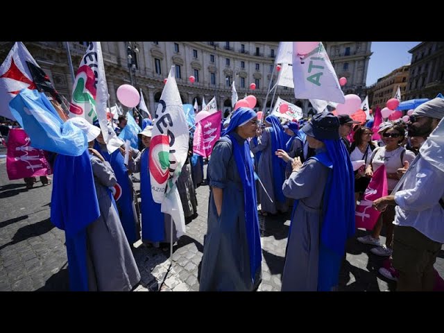 ⁣Miles de personas provida se manifiestan en Roma en contra del aborto y la eutanasia