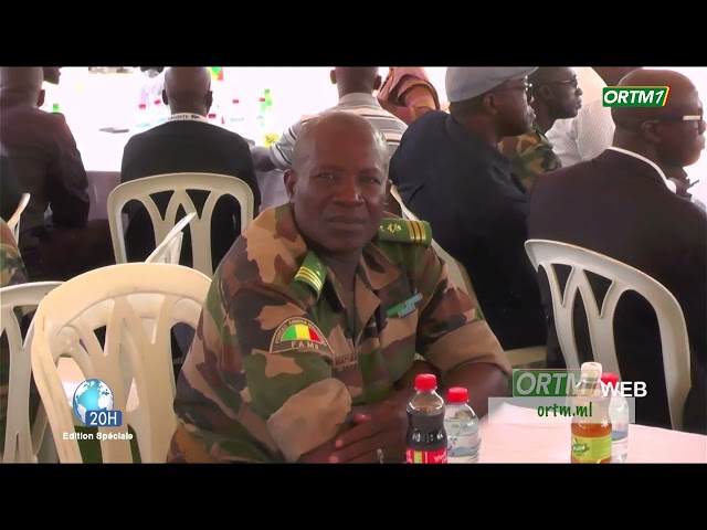 ⁣Sikasso | Col. Assimi GOITA a partagé un repas de corps avec les forces armées de défense, sécurité