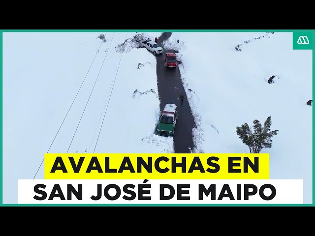 ⁣Avalanchas en San José de Maipo: Vehículos están cubiertos por la nieve nieve