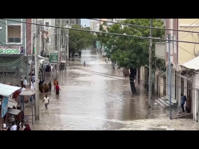 ⁣Обильные ливни привели к наводнению в Сомали