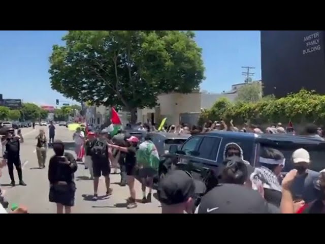 ⁣Des Juifs attaqués devant une synagogue de Los Angeles