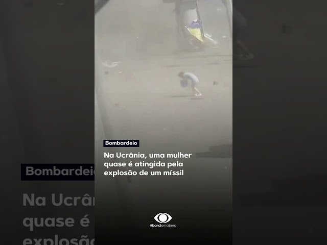 ⁣Câmera registra momento em que mulher quase é atingida por míssil na cidade de Kharkiv #shorts