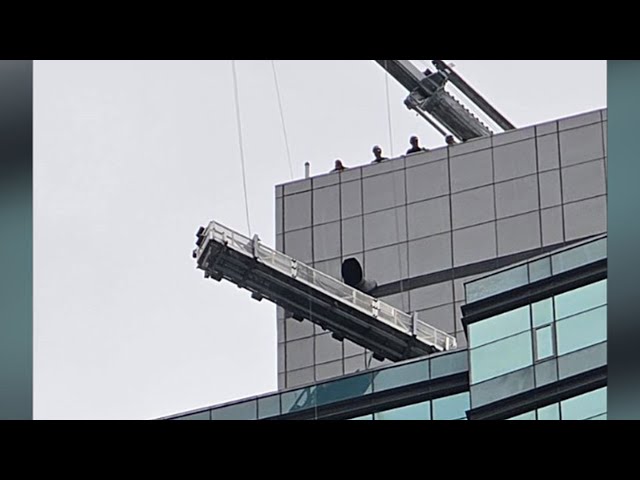 ⁣Workers rescued from 56th floor of Toronto hotel after swing stage ropes break
