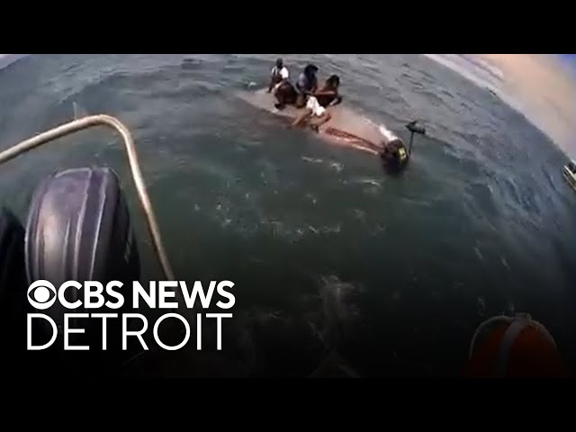 ⁣Macomb County deputies rescue 4 boaters on Lake St. Clair