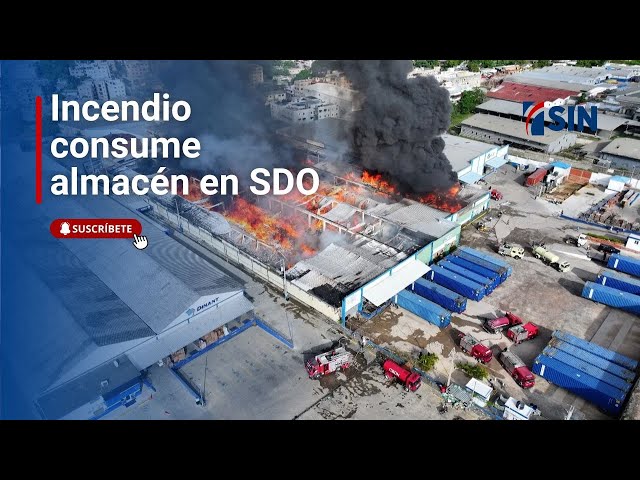⁣Voraz incendio consume almacén de nave industrial en Santo Domingo Oeste