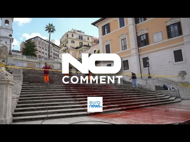 ⁣NO COMMENT: Activistas feministas vandalizan la escalinata de la plaza España en Roma