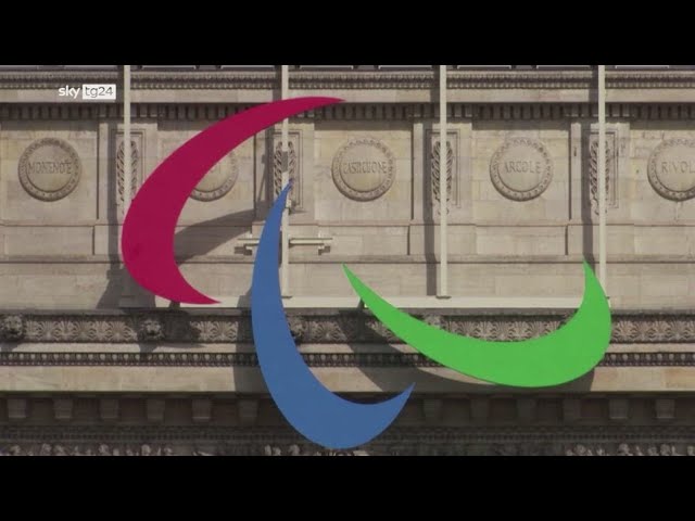 ⁣Parigi 2024, il simbolo paralimpico sull'Arco di Trionfo