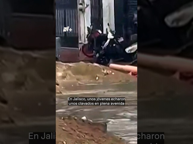 ⁣Jóvenes se echan clavados en plena avenida inundada - Las Mangas del Chaleco