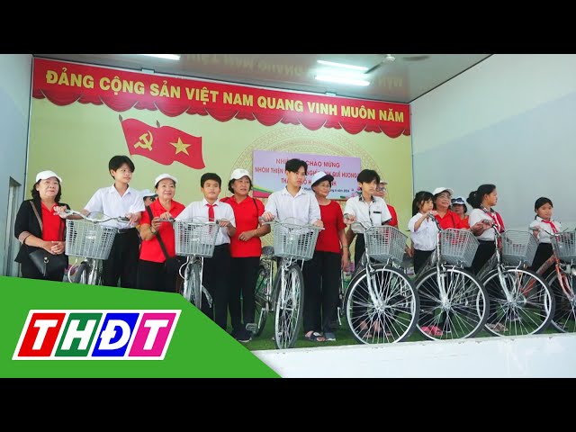 ⁣Huyện Hồng Ngự: Trao xe đạp và quà cho học sinh khó khăn | THDT