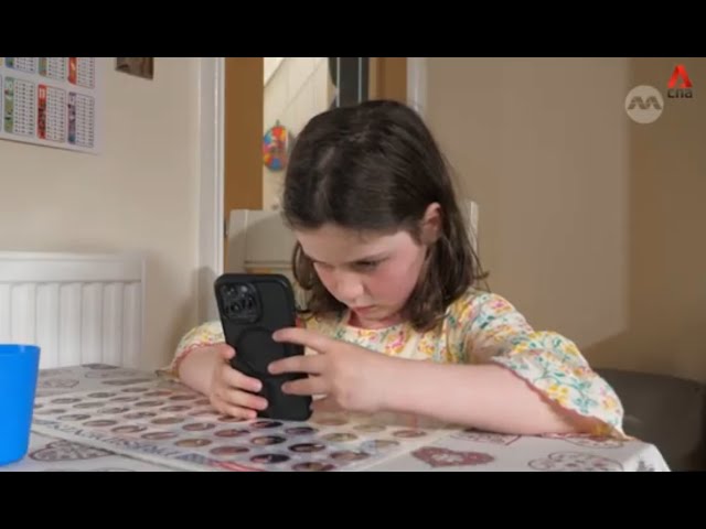 ⁣Can the UK stop young kids from accessing smartphones?