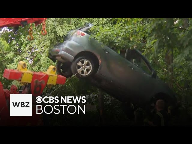 ⁣Massachusetts police search for driver who crashed into river and more top stories