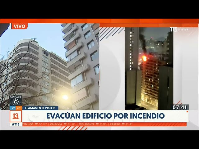⁣Evacúan edificio por incendio en Santiago Centro