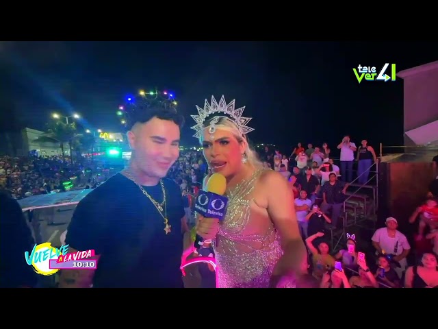 ⁣Cherry platicó con Wendy Guevara durante el paseo del Carnaval de Veracruz 2024.