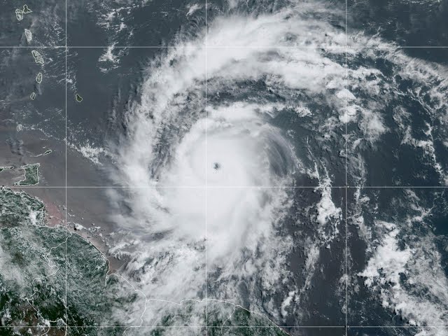 ⁣#SegundaEmisión| Beryl se mantiene como huracán de categoría 4 con vientos de hasta 215 kilómetros