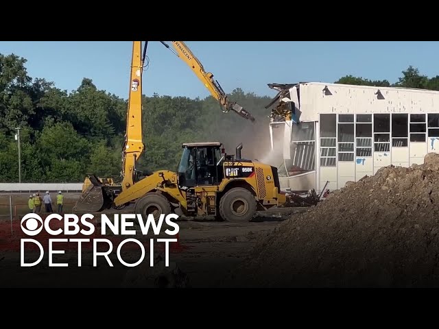 ⁣Video shows demolition of clubhouse at Northville Downs