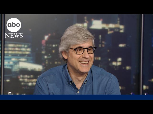 ⁣Mo Rocca profiles late-in-life triumphs in new book 'Roctogenarians'