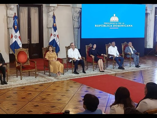 ⁣Presidente Abinader encabeza Acto de Entrega de Galardones "Mérito Magisterial".