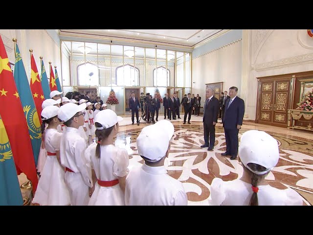 ⁣Chinese President Xi Jinping enjoys performance of 'Ode to the Motherland' by Kazakh child