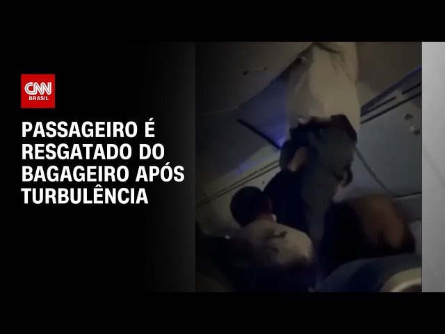 ⁣Passageiro é resgatado do bagageiro após turbulência | BASTIDORES CNN