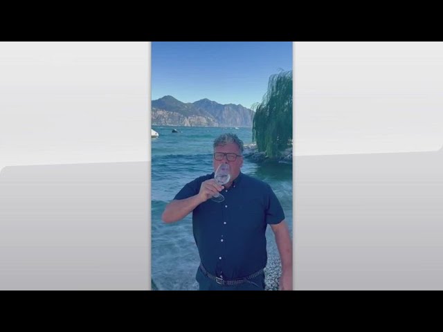 ⁣Garda, sindaco Brenzone beve un bicchiere di acqua del lago