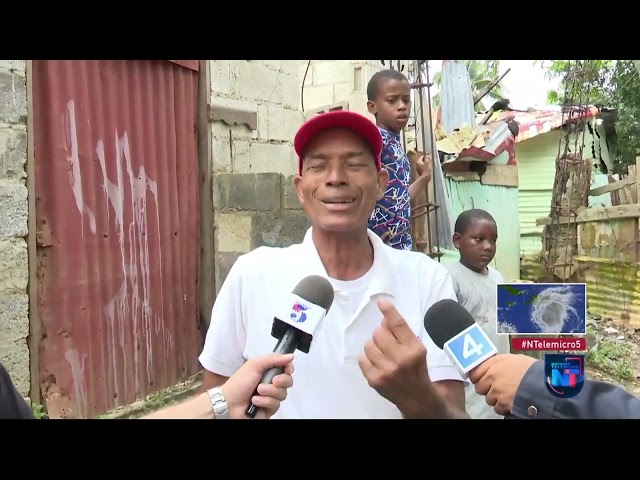 ⁣Moradores de barrios vulnerables en SDN atemorizados por efectos de huracán Beryl