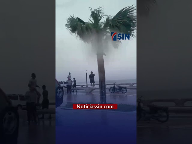 ⁣Curiosos en  el Malecón de Santo Domingo desafían fuerte oleaje