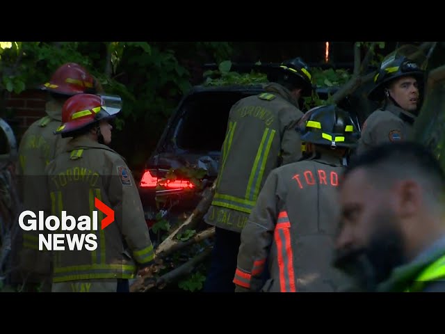 ⁣Toronto car theft crash: Suspect, victim smash into homes
