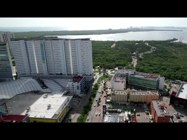 ⁣Habitantes de Cancún se Preparan Previo a que Huracán Beryl Toque Tierra