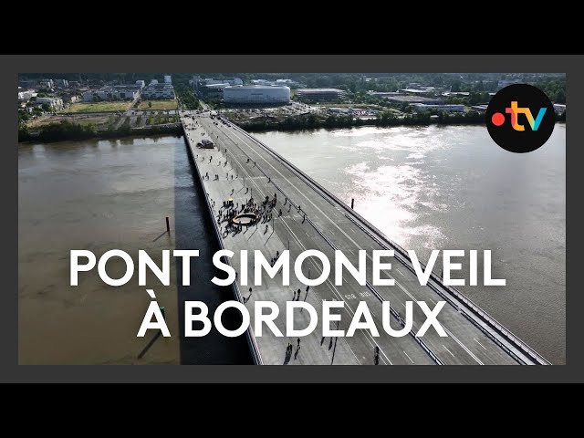 ⁣Le nouveau pont Simone Veil inauguré par les piétons et les cyclistes
