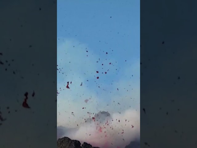 ⁣Cameras capture spectacular views of Mount Etna eruption in Italy #Shorts