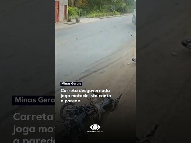 ⁣Em MG, uma carreta desgovernada atingiu um motociclista. A vítima teve ferimentos leves #shorts