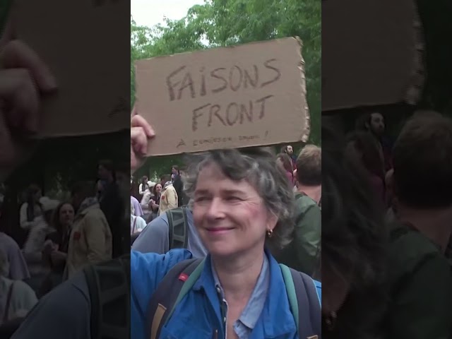 ⁣A Parigi una manifestazione contro l’estrema destra