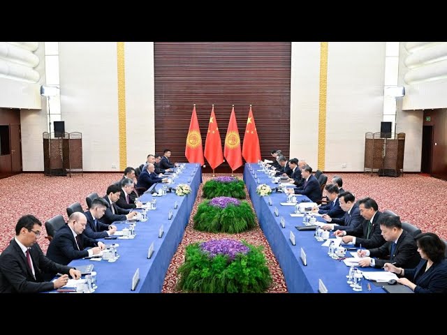⁣شي جين بينغ يلتقي الرئيس القيرغيزي صدير جاباروف
