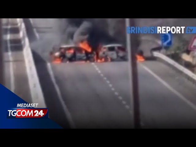⁣Brindisi, assalto a portavalori: spari e auto in fiamme