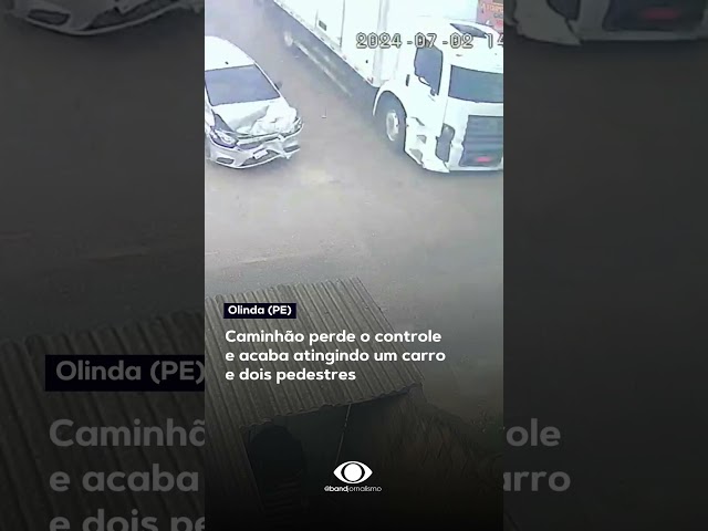 ⁣Caminhão desgovernado atinge carro e atropela mulher com filho no colo em Olinda (PE) #shorts