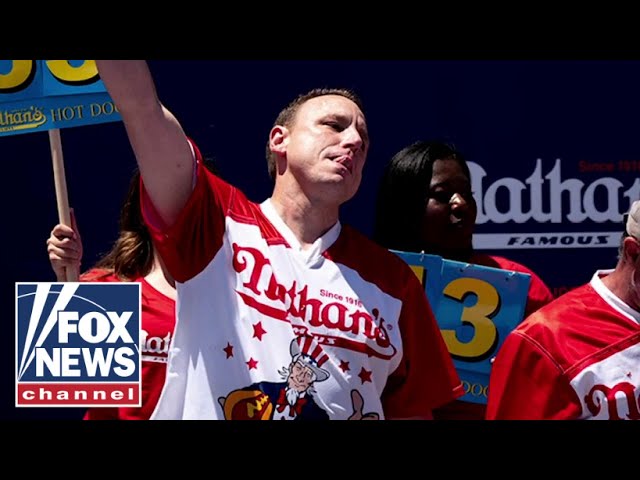 ⁣FOOD FACEOFF: Joey Chestnut taking on new opponents in hot dog eating contest