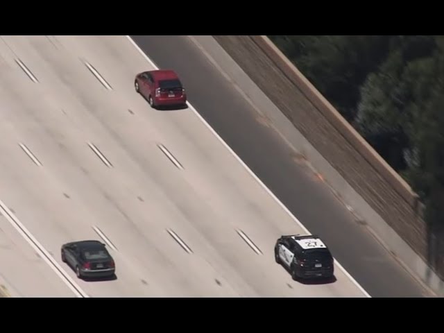 ⁣Watch Live: Officers chase Toyota Prius driver in San Fernando Valley
