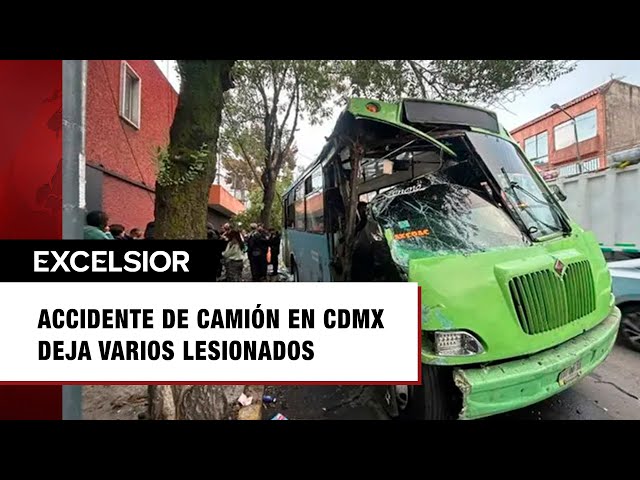 ⁣Camión que iba 'echando carreritas' choca en CDMX; hay varios lesionados