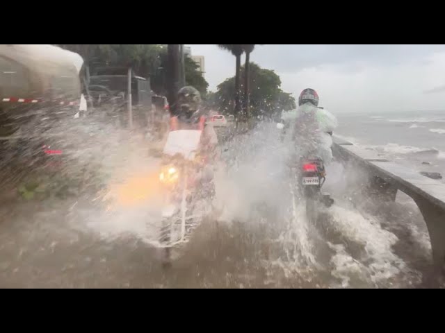 ⁣Vaguada provoca inundaciones en el Distrito Nacional
