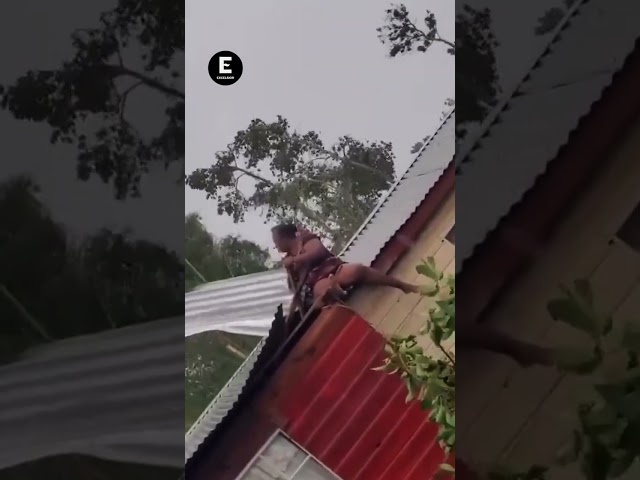 ⁣Mujer se aferra al techo de su casa para que huracán Beryl no se lo lleve