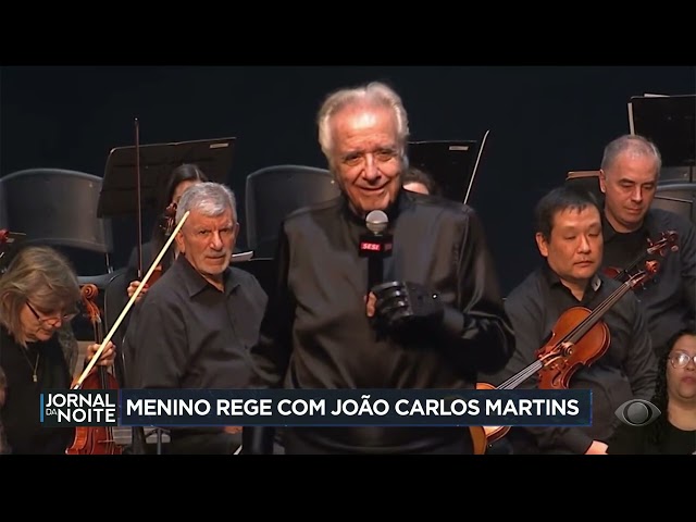 ⁣Mini maestro de seis anos rege orquestra com João Carlos Martins