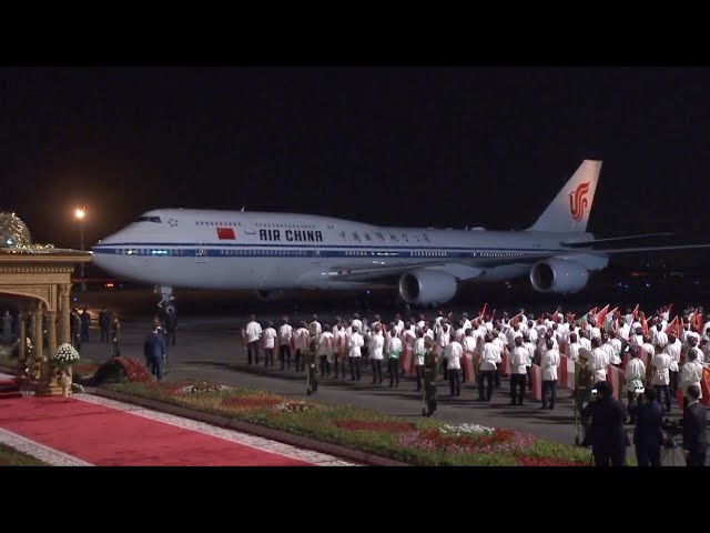 ⁣الرئيس الطاجيكي يستقبل الرئيس شي جين بينغ في المطار بحفاوة بعد وصوله إلى دوشنبه
