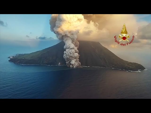 ⁣Second volcano erupts in Italy - spewing ash and lava into sky